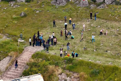 Büyükşehir, 300 fidanı toprakla buluşturdu
