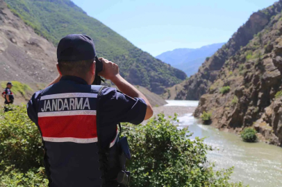 Artvin’in Şavşat Deresi’nde kayıp baba ve oğlunu arama çalışmaları sürüyor

