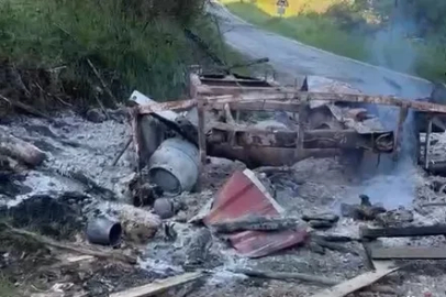 Kastamonu’da park halindeki karavan ile iş makinesi yandı
