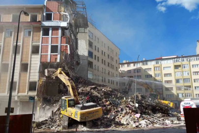 Erzurum’da kontrollü yıkımda korkutan anlar
