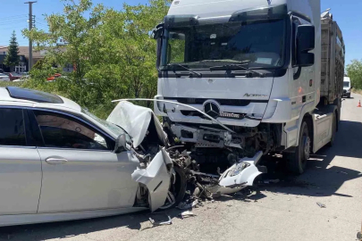 Lüks otomobil hurdaya döndü, sürücü ağır yaralandı
