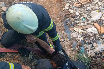 Dumanların arasında kalan itfaiye eri bataklığa düştü

