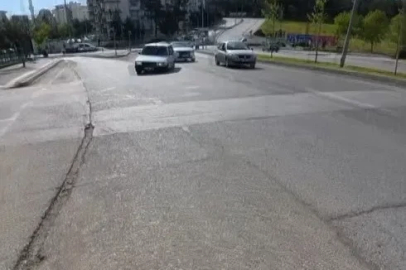 Gaziantep’te trafikte ilginç görüntü: Seyir halindeki otomobilin lastiği yerinden çıktı

