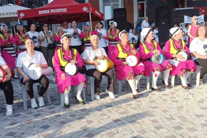 Devrek’te düzenlenen şenlikte vatandaşlar doyasıya eğlenmenin tadını çıkardılar.
