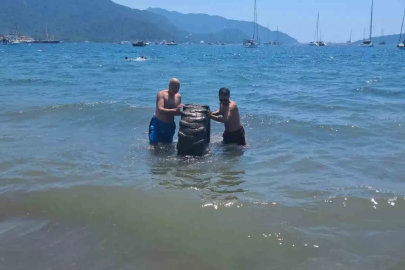 Marmaris Halk Plajı’nda denizden çıkan dev lastik şaşırttı
