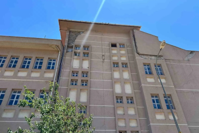Depremde ağır hasar aldıktan sonra yıkılmayan okul tehlike saçıyor
