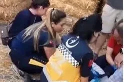 Aydın’da ilginç kaza: Traktörün römorkundan yol kenarındaki adamın üzerine balya düştü
