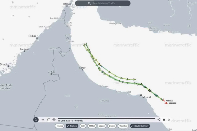 Hürmüz Boğazı yakınlarındaki Suudi Arabistan bandıralı 3 süper tanker, yeniden takip sinyali vermeye başladı

