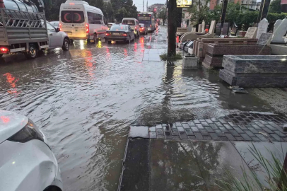 Ankara’da sağanak etkili oldu, sokaklar göle döndü
