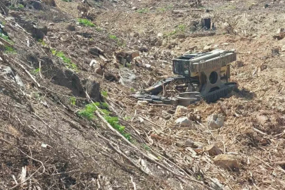 Devrilen iş makinesinin altında kalan operatör hayatını kaybetti
