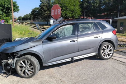 Trenin çarptığı otomobilin sürücüsü yaralandı
