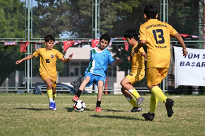 Mersin’de 3 binden fazla çocuk futbol şöleninde buluştu
