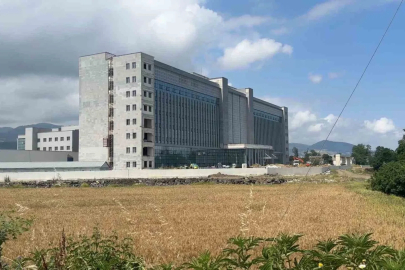 18 metre yükseklikten düştü, yaralı kurtuldu
