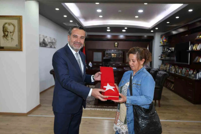 Halk otobüsündeki bayrağı silen kadına Başkan Şerifoğulları’ndan anlamlı hediye
