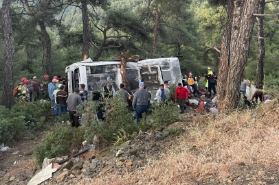 İzmir’de işçi servisi şarampole devrildi: 22 yaralı
