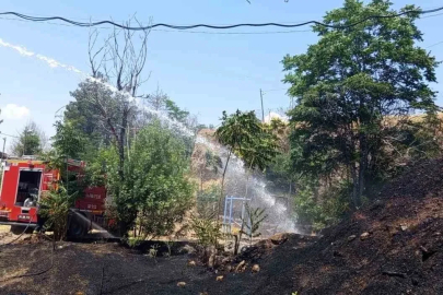 Siirt’te iş makinesinden çıkan kıvılcımı otluk alanı yaktı
