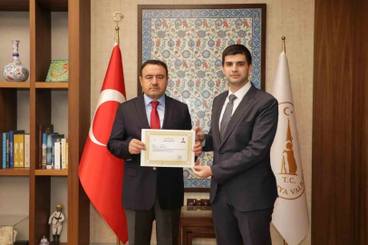 Vali Işın’dan Kaymakam Teltik’e başarı belgesi
