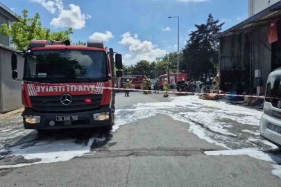 Sultangazi’de boyaların depolandığı alanda yangın çıktı
