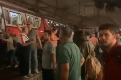 Kadıköy’de metro raydan çıktı, yolcular raylardan yürüyerek tahliye edildi
