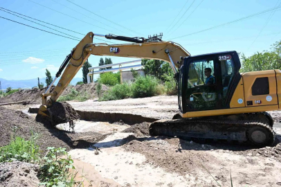 Alaşehir’de Zeytinçayı Deresi temizlendi, taşkın riskine önlem alındı
