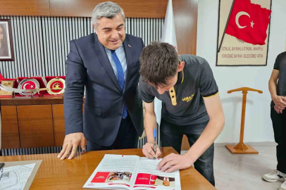 Öğrenciler hazırladığı derginin ilk sayısını Sünnetci’ye hediye etti
