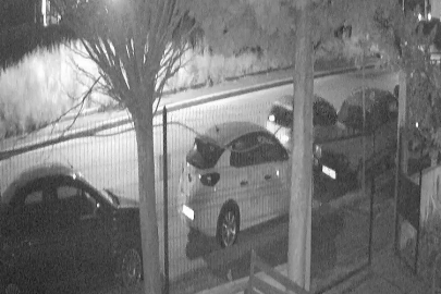 Boş caddede park halindeki araca çarptılar, arkalarına dahi bakmadılar
