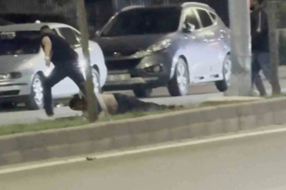 Bir tokatla yere serdiği şahsı sürükleyerek götürdü, o anlar kamerada
