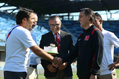 Basın mensuplarından Montella’ya doğum günü sürprizi
