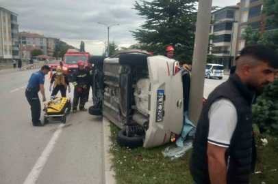 Kulu’da otomobil refüje çıkarak yan yattı: 1 yaralı
