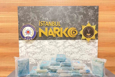 Beylikdüzü’nde taksinin bagajındaki valizde 23 kilogram kokain bulundu: 4 gözaltı
