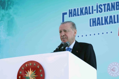 Cumhurbaşkanı Erdoğan: "Siz kimin hain olduğunu tartışırken biz zorlu müzakere masalarında Türkiye’nin hak ve hukukunu savunduk. Siz birbirinizin kuyusunu kazarken biz elimizle iğneyle kuyu kazar gibi barışa giden yolun önündeki engelleri kaldırdık."
