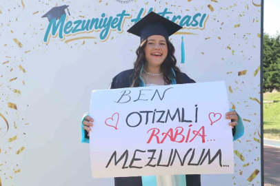 ’Otizm’ engel tanımadı, genç müzisyen üniversiteden mezun oldu
