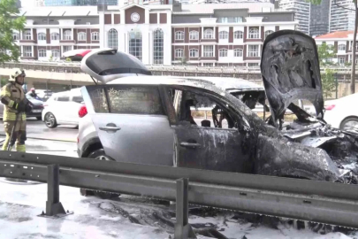 Üsküdar’da alev alev yanan SUV kullanılamaz hale geldi
