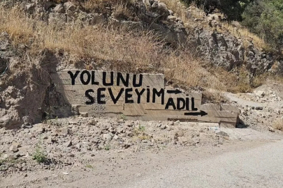 İzmir’de bozuk yol isyan ettirdi, vatandaş çileyi duvarlara yazdı
