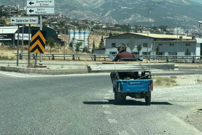 Trafikte beklerken motosiklet üzerinde oynamaya başladı
