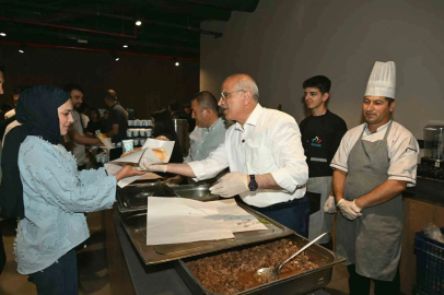 Başkan Er, öğrencilere yemek dağıttı
