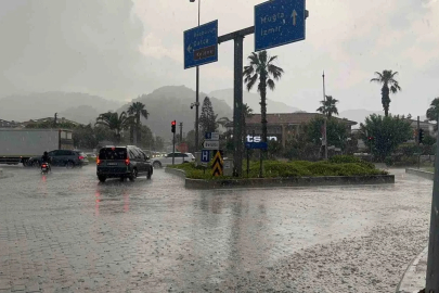 Marmaris’te sağanak yağış hayatı olumsuz etkiledi
