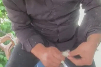 Klima ünitesinin boru hattında yakaladığı yılanı "Sevgili yılan insanlardan uzak dur, yoksa ne yaparlar biliyorsun" diyerek doğaya saldı
