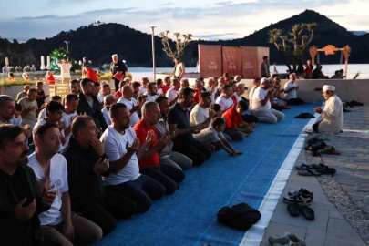 Tatilciler Milli Takıma destek için sahilde buluştu
