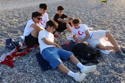 YKS nedeniyle dev ekranlar kurulmadı, milli maç heyecanı Konyaaltı Sahili’ne taşındı
