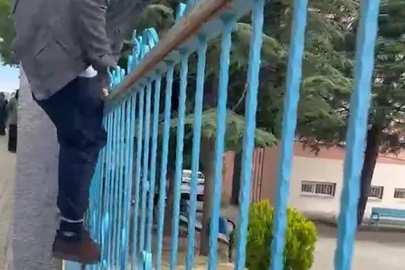Demir kapıdan atlayarak yetişmeye çalıştı, sınava alınmayınca duvarından atlayarak okuldan ayrıldı
