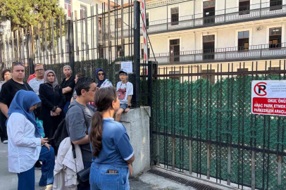 İzmir’de YKS heyecanı: Dış kapı demirlerinden atlayıp sınava girmeye çalıştılar
