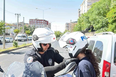 Diyarbakır’da okulları karıştıran öğrenciler son dakikalarda polis eşliğinde yetişti
