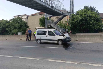 Kocaeli’de hafif ticari araç otomobile çarptı: 2 yaralı
