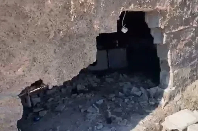 Freni boşalan traktör eve daldı

