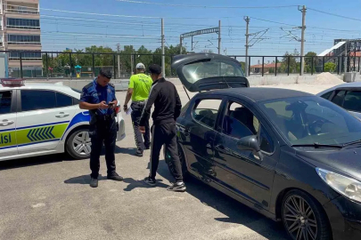 Taksiciler müşteri kılığına girdi, korsan taksiciyi yakalattı
