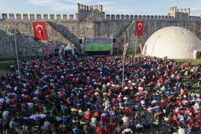 Tarihi Yedikule Hisarında milli takıma destek
