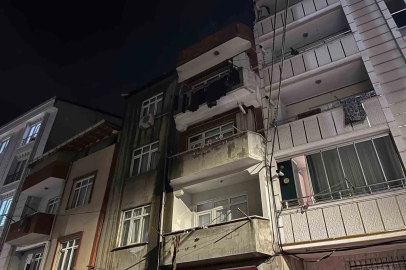 Esenyurt’ta 3 katlı binanın çatısı alev alev yandı
