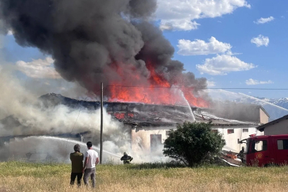 Erzincan’da ikinci el mobilya deposunda çıkan yangın söndürüldü

