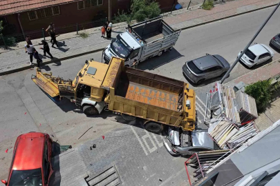 Freni tutmayan kamyon 4 araca çarparak durdu
